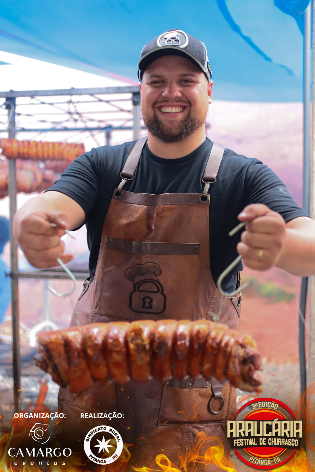 Assador com peça de carne no festival