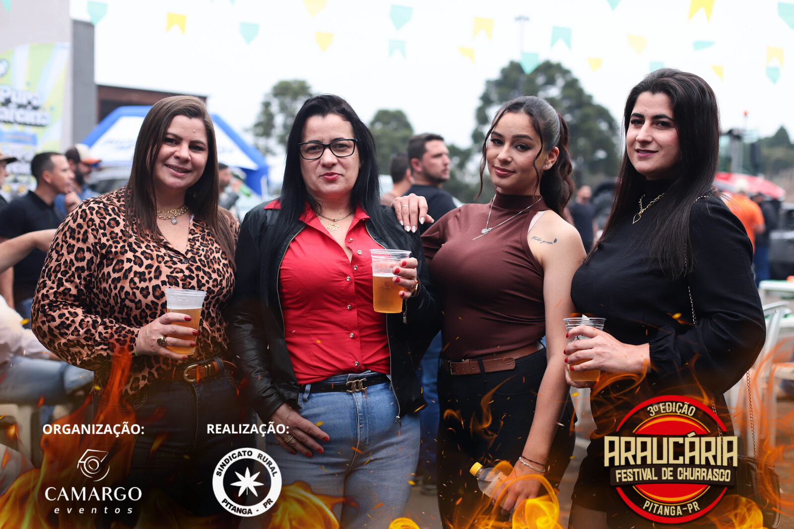 Convidada brindando no festival