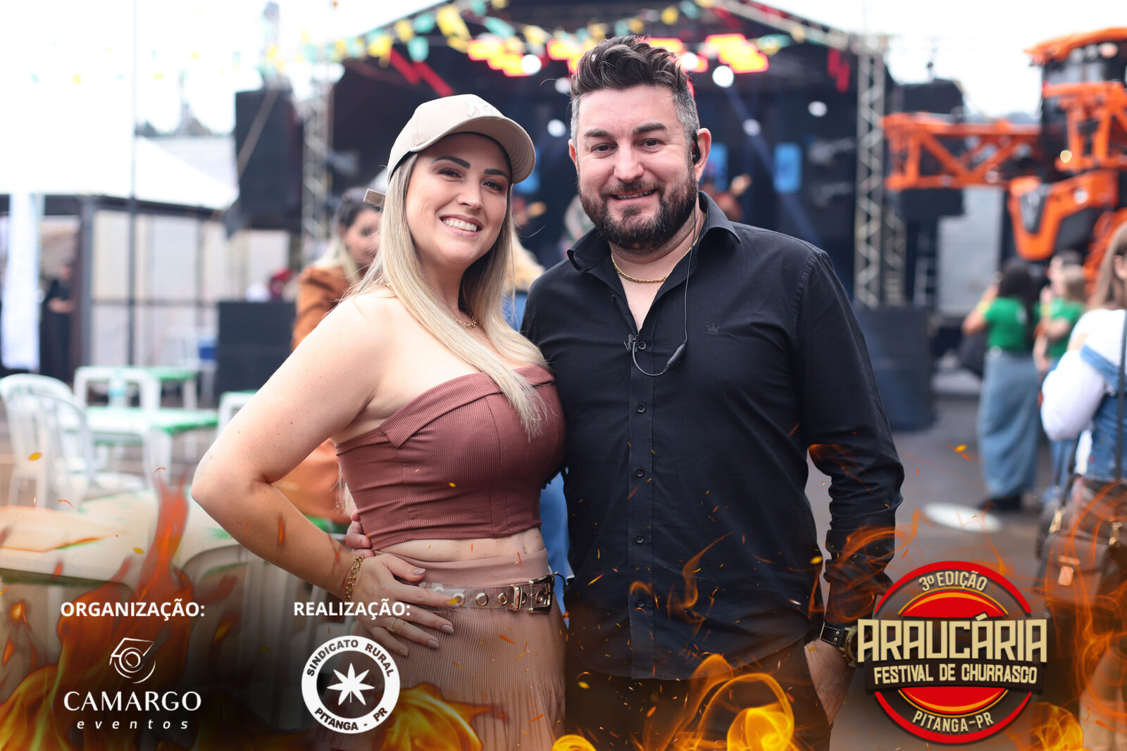 Casal no festival de churrasco